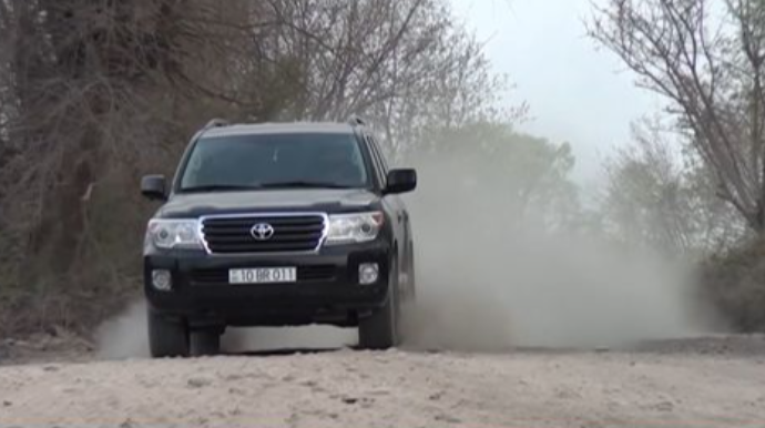 Bu yolda sürücülər toz-dumandan qarşıdakı maşını görmür - VİDEO