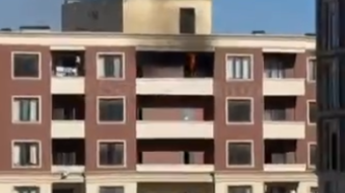 Bakıda yaşayış binasında yanğın - VİDEO 