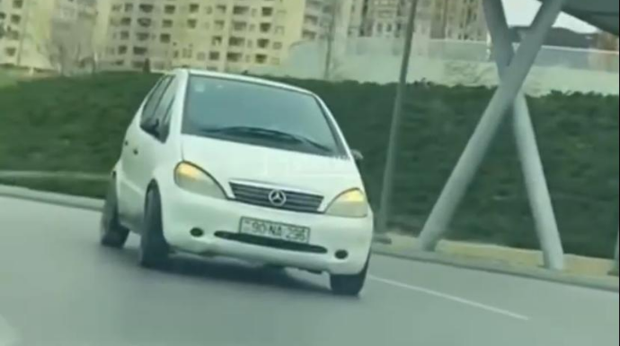 Prospektdə maşını arxaya idarə edən sürücüdən təhlükəli anlar - VİDEO