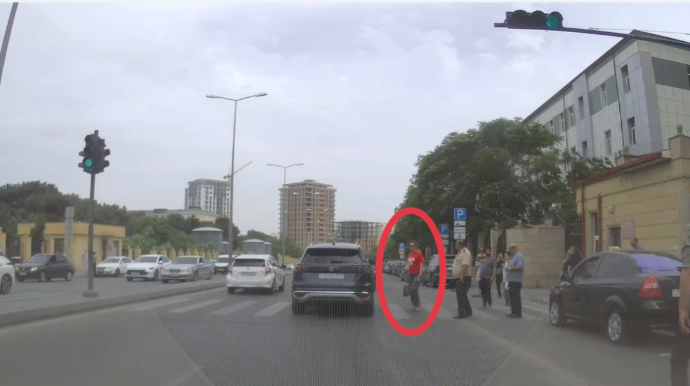 В Баку женщина прошла на красный свет, обвинила водителя - ВИДЕО 