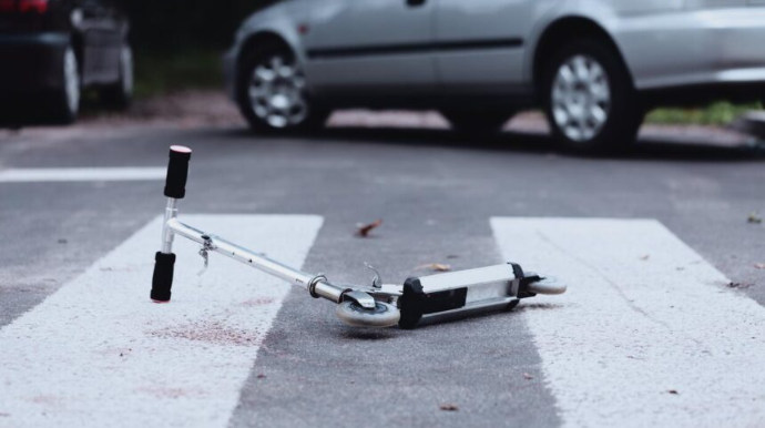 Skuterlə qırımızıdan keçən 16 yaşlı qızı maşın vurdu - VİDEO 