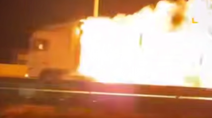 Azərbaycanlı TIR sürücüsü yanan maşını 8 km sürdü - VİDEO