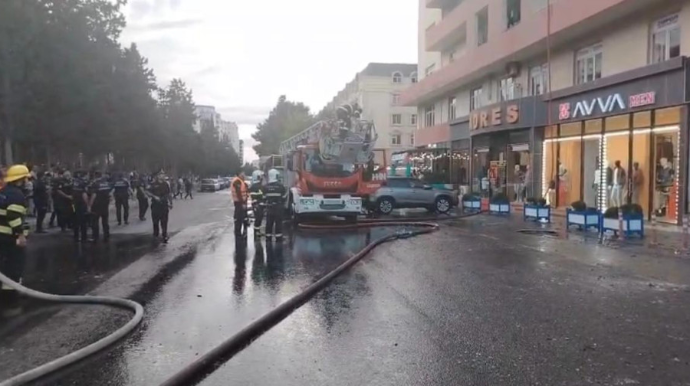 Xırdalanda çoxmərtəbəli yaşayış binasında yanğın baş verib, sakinlər təxliyə edilib - VİDEO
