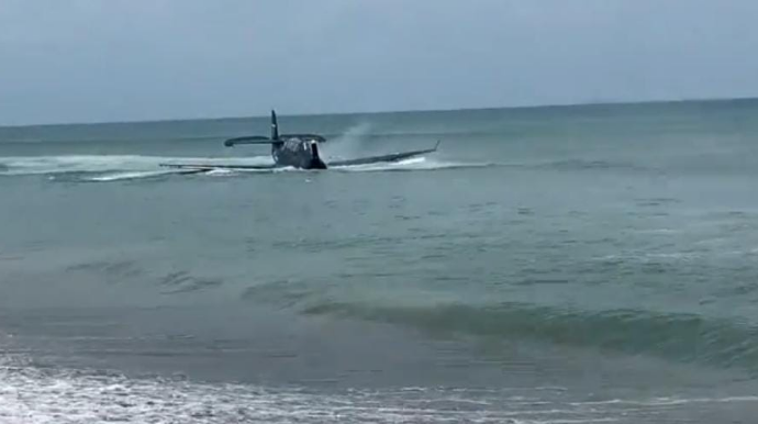 Təyyarə dənizə düşdü; pilot isə... - VİDEO