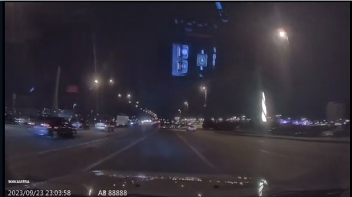 Koroğlu körpüsünə çırpılan sürücü ağır qəzaya düşdü - VİDEO