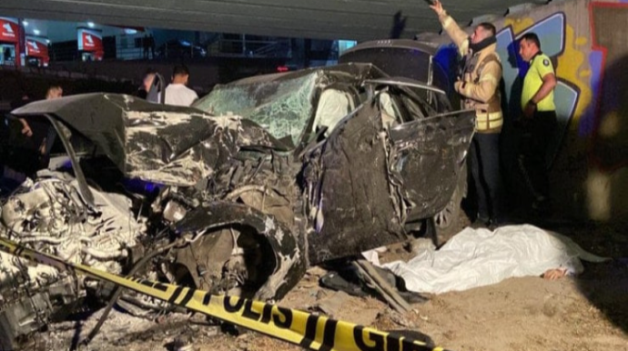 Dəhşətli qəza:  Maşın divara çırpıldı, dörd nəfər öldü