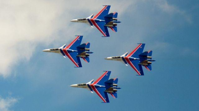 Rus və erməni pilotlar 50 metr hündürlükdən uçdu 