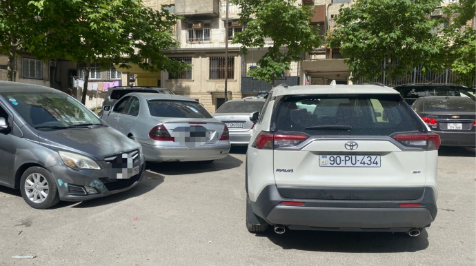 Maşınların qarşısında park edib gedən sürücü saatlarla yoxa çıxdı - VİDEO