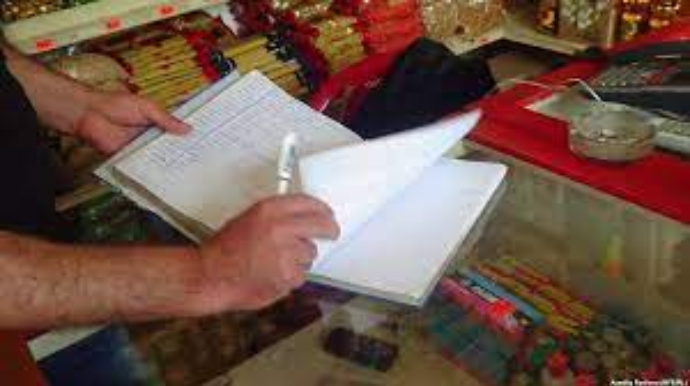 Mağazaya oğurluğa girən şəxs borc dəftərini yandırdı - Neftçalada 