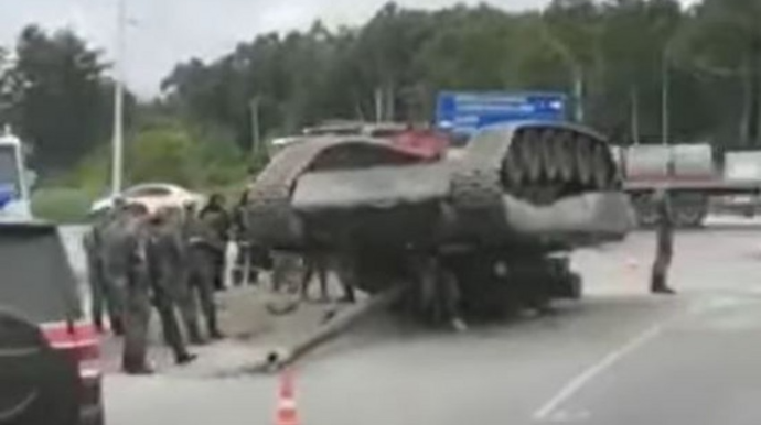 Rusiyada tank avtomobil yolunda aşıb  - FOTO