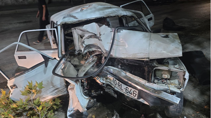 Yevlaxda maşın ağaca çırpıldı - Yaralılar var - FOTO - YENİLƏNİB