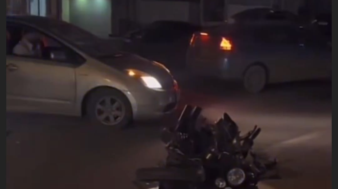 Taksi motosikletçini vurdu: DƏHŞƏTLİ QƏZA   - VİDEO