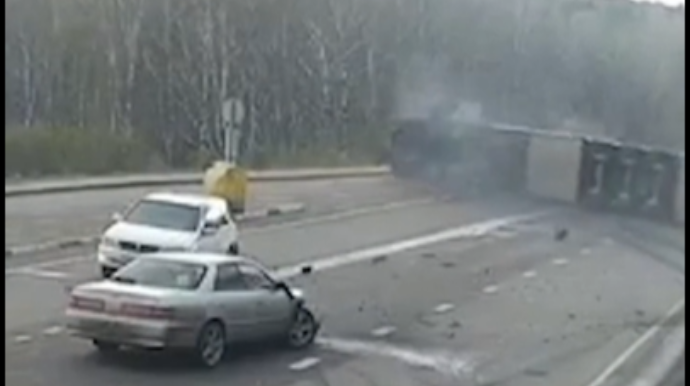 Dəhşətli qəza:  Əvvəlcə avtomobili vurdu, "TIR"ı aşırdı - ANBAAN VİDEO 