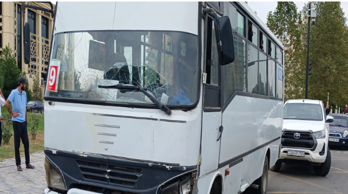 Gəncədə sərnişin avtobusu qəzaya düşdü 