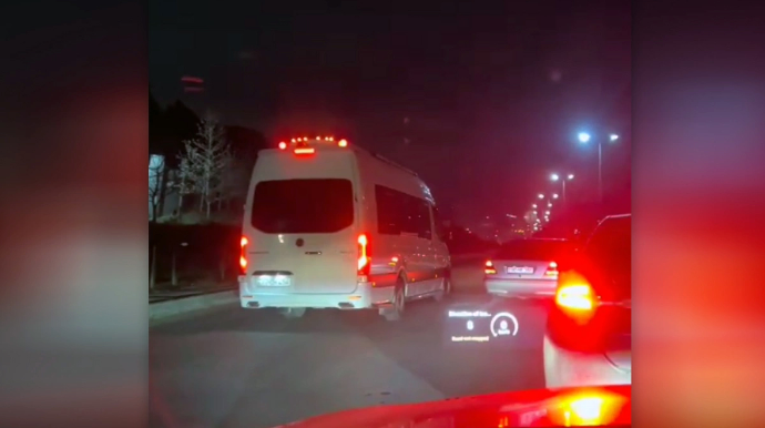 Bakıda məktəbliləri daşıyan avtobus əks yola çıxaraq təhlükə yaratdı - VİDEO