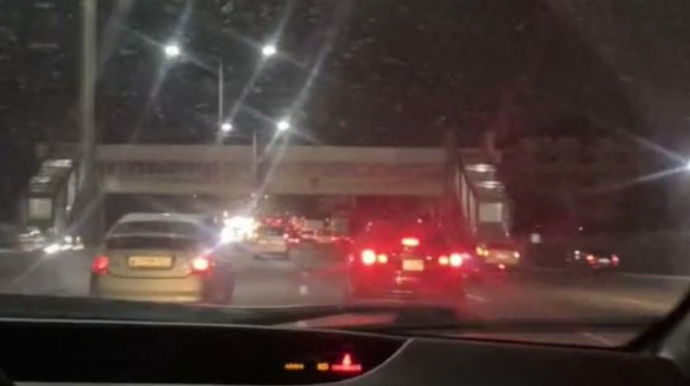 Yolda video çəkib məşhurlaşmaq istəyən sürücü qəzaya düşdü - VİDEO