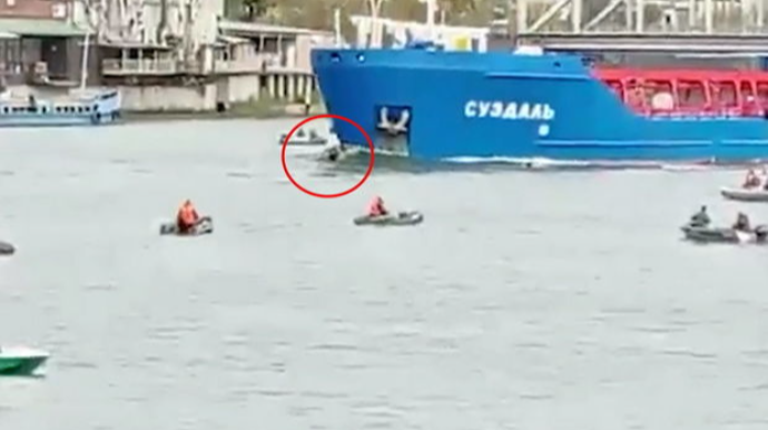 Nəhəng tanker üç balıqçının olduğu qayıqla toqquşdu - VİDEO 