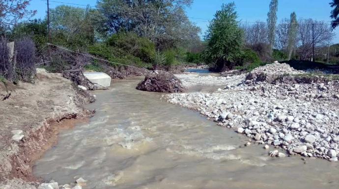 Şabranda sel körpünü uçurub - FOTO 