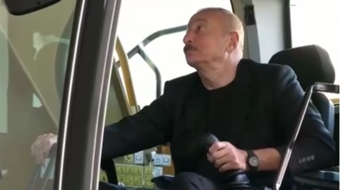 Prezident xüsusi təyinatlı texnikanı idarə etdi, xanımı çəkdi - VİDEO