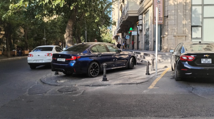 Piyadaların yolunu kəsən “BMW” sürücüsünün məqsədi nədir? - FOTO