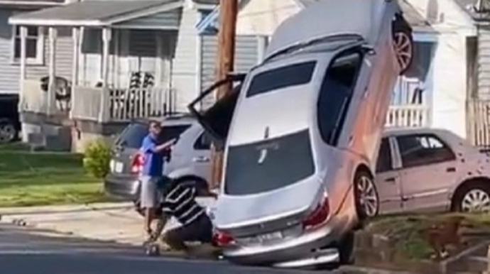 Qəza edən avtomobil elektrik xəttindən asılı qaldı  - FOTO