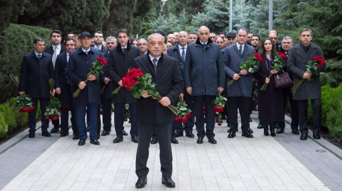 ADSEA kollektivi Fəxri xiyabanda Heydər Əliyevin xatirəsini anıb - FOTO