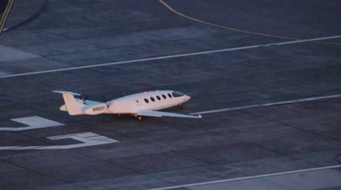 Elektriklə işləyən təyyarə ilk uçuşunu etdi - VİDEO