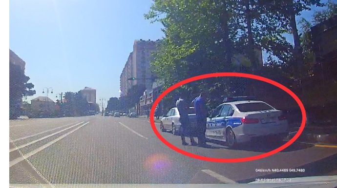 Sürücü tələsib qabağa düşmək istəyirdi,  amma geri düşdü - VIDEO 