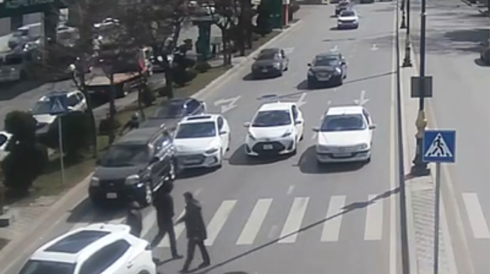 Keçiddə piyadalara yol verən sürücülər zəncirvari qəzaya düşdülər - VİDEO