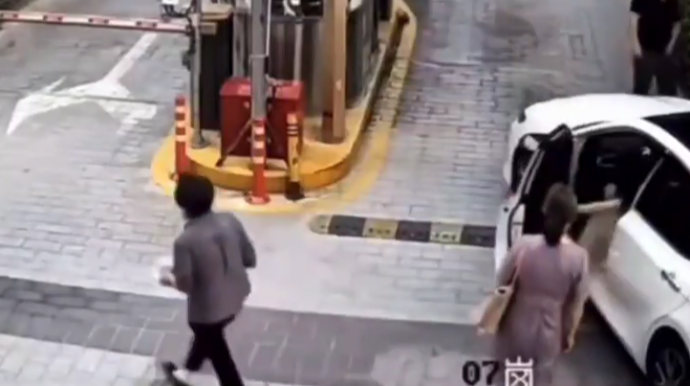 Qadın sürücü parkinqin köşkünü dağıtdı   - VİDEO