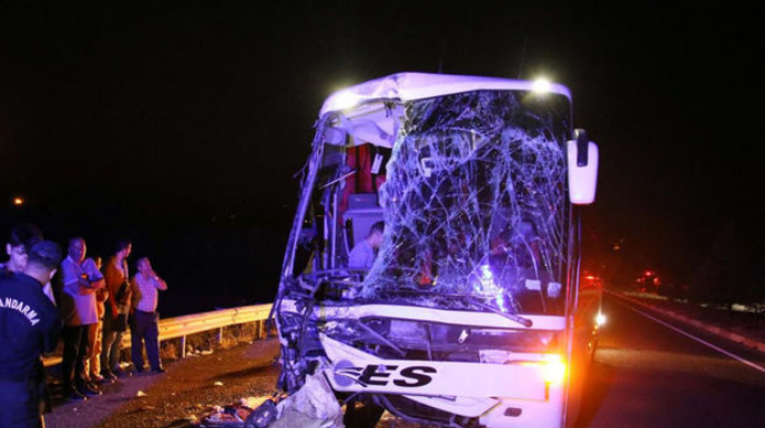В Турции пассажирский автобус врезался в грузовик: пострадали более 40 человек  - ВИДЕО