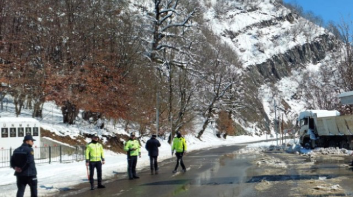 Lerikdə yolda qar uçqunu oldu 