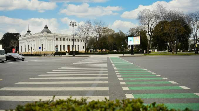 Bakıda piyadalar üçün çıxılmaz vəziyyət: Zolaq yarıda kəsilir - VİDEO 