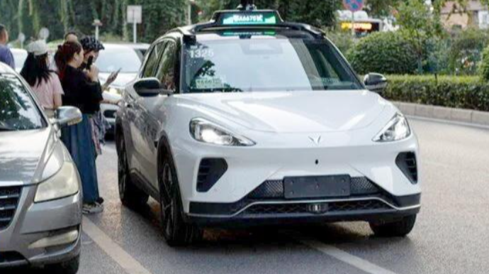 Çin şirkəti sürücüsüz taksi üçün Avropaya açılır