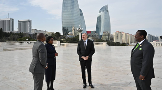 Prezident qonaqlarla Dağüstü parkda  - FOTO
