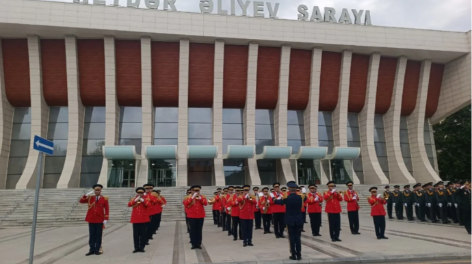 Bakıda hərbi orkestrlərin müşayiəti ilə yürüşlər başladı     - FOTO