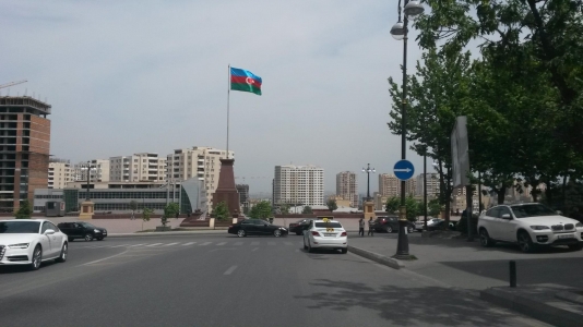 Bakıda yol hərəkətinin təşkilində yenilik, yoxsa tapmaca? - FOTOLAR