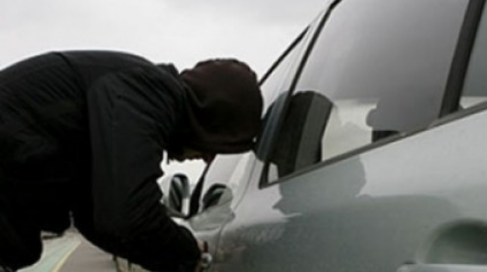 Bakıda avtomobilin 6 min manatlıq farası oğurlanıb 