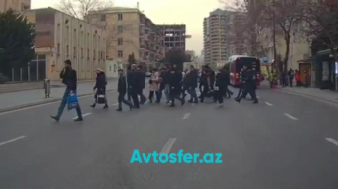 Bakıda 30 piyada eyni anda qayda pozdu - Sürücü şoka düşdü - VİDEO