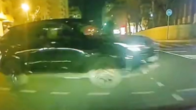 Bakıda sürücü təhlükəli manevr etdi, qəza şəraiti yaratdı - VİDEO