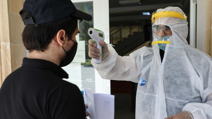 İki abituriyent qəbula buraxılmadı: səbəb qızdırma və telefondur 