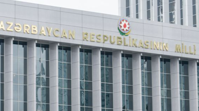 Saxta məcburi nişanları hazırlama və satmaya görə 3 il həbs 