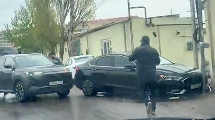 Hövsanda “Changan”la toqquşan “Ford” daha sonra dirəyə çırpıldı   - VİDEO