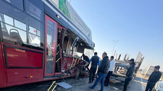 В Баку автобус столкнулся с Toyota Land Cruiser 