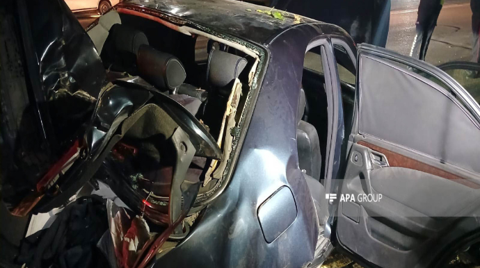 Gəncədə  "Mercedes" ağaca çırpıldı, sürücü xəsarət aldı   - FOTO