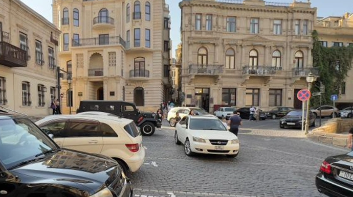 Əməkdar artist İçərişəhərdə parkinq məhdudiyyətindən narazıdır: "Avtomobillərimizi harada saxlayaq?"