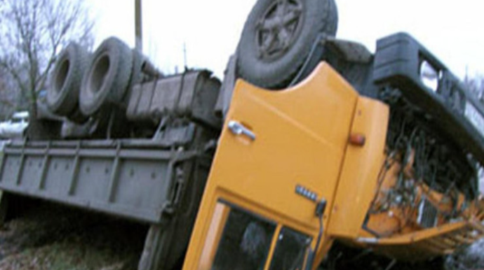 "KaMAZ" körpüdən aşdı, sürücü öldü 