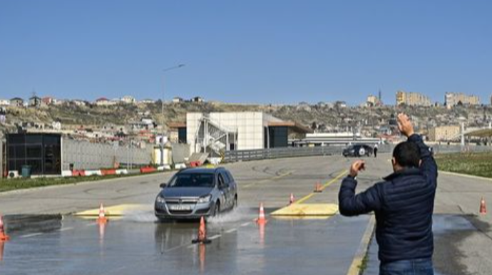 Yeni qaydalar və təlimlər: Taksi sürücüləri nələri bilməlidirlər?   - VİDEO