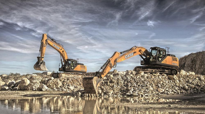 Ekskavator sürücüsündən maraqlı sərinləmə üsulu - VİDEO 