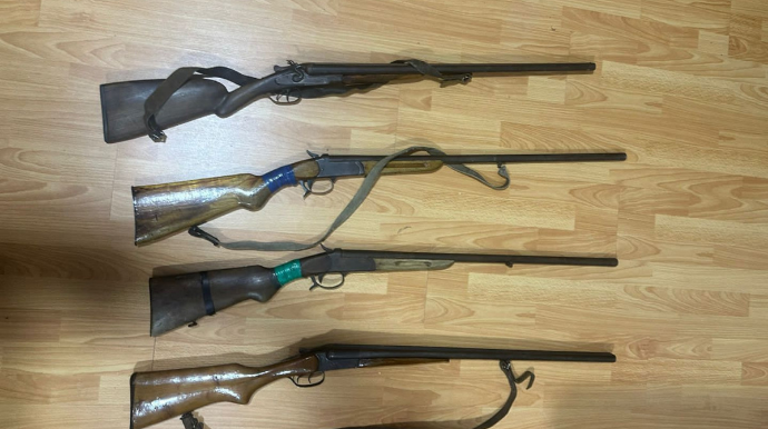 Qobustanda vətəndaşlar qanunsuz saxladıqları odlu silahları polisə könüllü təhvil verdi  - FOTO